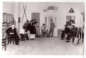 Obra: Foto de Joaqun Torres Garca con alumnos en el taller por Testoni Studios   - Joaqun Torres Garca